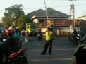 Cegah Kemacetan, Polsek Asemrowo Atur Lalu Lintas di Jalan Tambak Mayor