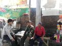 Babinkamtibmas Polsek Kenjeran Sampaikan Pesan Waspada Curanmor Ke Petugas Parkir