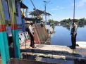 Polsek Kenjeran Pantau Debit Air di Sungai Tambak Wedi