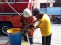 Babinkamtibmas Bulak Bersama Petugas Damkar Lakukan Penyemprotan Disinfektan di Pemukiman