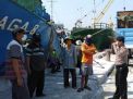 Satsabhara Polres Tanjung Perak Berikan Himbauan Gunakan Masker Ke TKBM Pelabuhan Kalimas