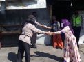 Polsek Krembangan Bagikan Nasi Bungkus Untuk Masyarakat Terdampak Pandemi Covid-19