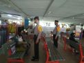 Hari Terakhir PSBB, Anggota Pospam Polsek Pabean Cantikan Tetap Periksa Suhu Badan Penumang Kereta Api