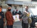 Babinkamtibmas Takal Kedinding Bagikan Bantuan Sembako Untuk Takmir Masjid