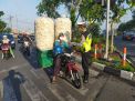 Unit Lantas Polsek Asemrowo Lakukan Pengaturan Pagi, Diikuti Pembagian Masker