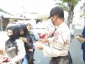 Babinkamtibmas Polsek Kenjeran, Bagikan Masker Gratis Pada Warga