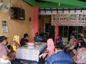 Babinkamtibmas Perak Barat Dampingi Petugas Dinas Kesehatan Beri Penyuluhan Covid-19