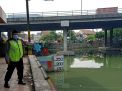 Pantau Debit Air, Polsek Krembangan Antisipasi Musibah Banjir