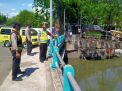 Polsek Pabean Cantikan Lakukan Pemantauan Debit Air di Sungai Kalimas, Waspadai Potensi Banjir