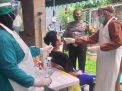 Babinkamtibmas Perak Utara Kawal Pelaksanaan Swab Tes Masal di Jalan Teluk Bayur