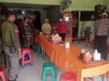 Babinkamtibmas Asemrowo Sosialisasikan Pelaksanaan PPKM Ke Warung-Warung
