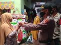 Polsek Kenjeran Bagikan Masker Gratis Kepada Pengunjung & Pedagang di Pasar Surya Bulak Rukem