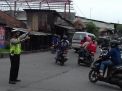 Unit Lantas Polsek Asemrowo Atur Lalu Lintas Pagi Hari Berikan Pelayanan Masyarakat