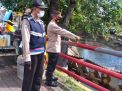 Pantau Debit Air di Sungai Pegirian, Polsek Semampir Antisipasi Potensi Musibah Banjir