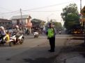 Polsek Asemrowo Laksanakan Pengaturan Lalu Lintas Pagi di Jalan Tambak Mayor