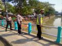 Personil Polsek Pabean Cantikan Pantau Debit Air, Waspada Terhadap Potensi Banjir
