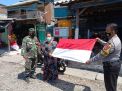 Babinkamtibmas Perak Utara Distribusikan Bantuan Bendera Merah Putih Kepada Warga Kalimas Baru