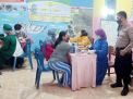 Personil Polsek Asemrowo Lakukan Pengamanan Vaksinasi di Balai RW 06 Kelurahan Asemrowo
