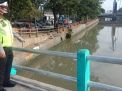 Polsek Pabean Cantikan Pantau Debit Air di Sungai Kalimas, Antisipasi Potensi Banjir