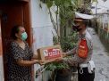Polsek Asemrowo Bagikan Bantuan Sembako Untuk Warga Kurang Mampu di Jalan Asem Raya