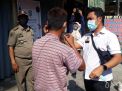 Polsek Asemrowo Bareng Satpol PP Lakukan Penertiban Masker di Pasar Surya