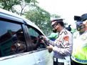 Satlantas Polres Tanjung Perak Bagikan Jutaan Masker Untuk Pengendara Mobil & Motor di Suramadu