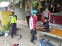 Polsek Krembangan Lakukan Operasi Penertiban Masker Ke Pengunjung Warung & Pengguna Jalan