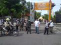 Kapolsek Krembangan Pimpin Operasi Penertiban Masker di Depan Gereja Santo Mikael