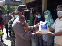 Kapolsek Asemrowo Bagikan Paket Sembako Kepada Warga Kelurahan Asemrowo