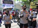 Kapolres Tanjung Perak Dampingi Kabid Humas Polda Jatim Bagi-Bagi Sembako di Wisata Religi Ampel