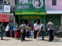 Kapolres Tanjung Perak Bagikan Bantuan Sembako Untuk Warga Kurang Mampu di Jalan Teluk Kumai