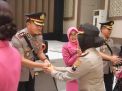 Kapolres Tanjung Perak Ikut Berikan Ucapan Selamat di Upacara Sertijab 13 Pejabat Polda Jatim