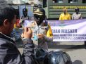 Kapolres Tanjung Perak Bagikan Ribuan Masker Untuk Pedagang Asongan & Ojek Online