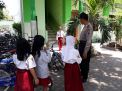 Babinkamtibmas Bulak Banteng Titip Pesan Rajin Belajar di Acara Rabu Narsis