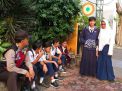 Babinkamtibmas Bongkaran Narsis Bareng Murid-murid SMPN 8