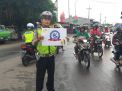 Bantu Keberangkatan Pekerja, Polsek Asemrowo Rutin Atur Lalu Lintas Pagi