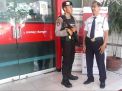 Satsabhara Polres Tanjung Perak Lakukan Penjagaan di Kantor Bank