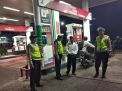 Patroli SPBU Malam Hari, Polsek Pabean Cantikan Sampaikan Pesan Waspada Uang Palsu