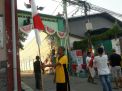 Babinkamtibmas Kenjeran Ikut Bantu Warga Menghias Kampung Dalam Rangka HUT RI