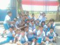 Babinkamtibmas Sukolilo Baru Narsis Bareng Murid-murid SD Hang Tuah
