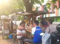Babinkamtibmas Bongkaran Sampaikan Pesan Kerukunan Ke Pengunjung Warung
