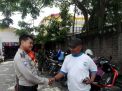 Babinkamtibmas Tambak Wedi Sampaikan Pesan Waspada Curanmor Ke Pengunjung Pasar