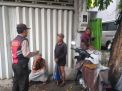 Babinkamtibmas Bongkaran Ingatkan Pedagang Botol Bekas Untuk Tidak Berjualan di Depan Ruko