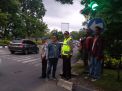 Polsek Asemrowo Lakukan Pengamanan Rombongan Bonek, Antisipasi Kemacetan