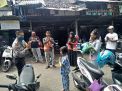Panit Binmas Polsek Asemrowo Beri Penyuluhan Cara Mencuci Tangan Yang Benar Ke Pengunjung Pasar