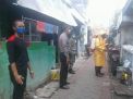 Babinkamtibmas Morokrembangan Kawal Penyemprotan Disinfektan di Pemukiman