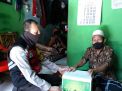 Babinkamtibmas Bulak Serahkan Sembako Bantuan Polri-TNI Kepada Warga