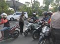 Anggota Piket Pospam Check Poin Polsek Asemrowo Lakukan Penyekatan Kendaraan