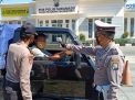 Anggota Pospam Suramadu Polres Tanjung Perak Lakukan Penyekatan Kendaraan Roda Empat Menuju Madura