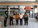 Babinkamtibmas Polsek Semampir Serahkan Bantuan Sembako Dari Polda Jatim